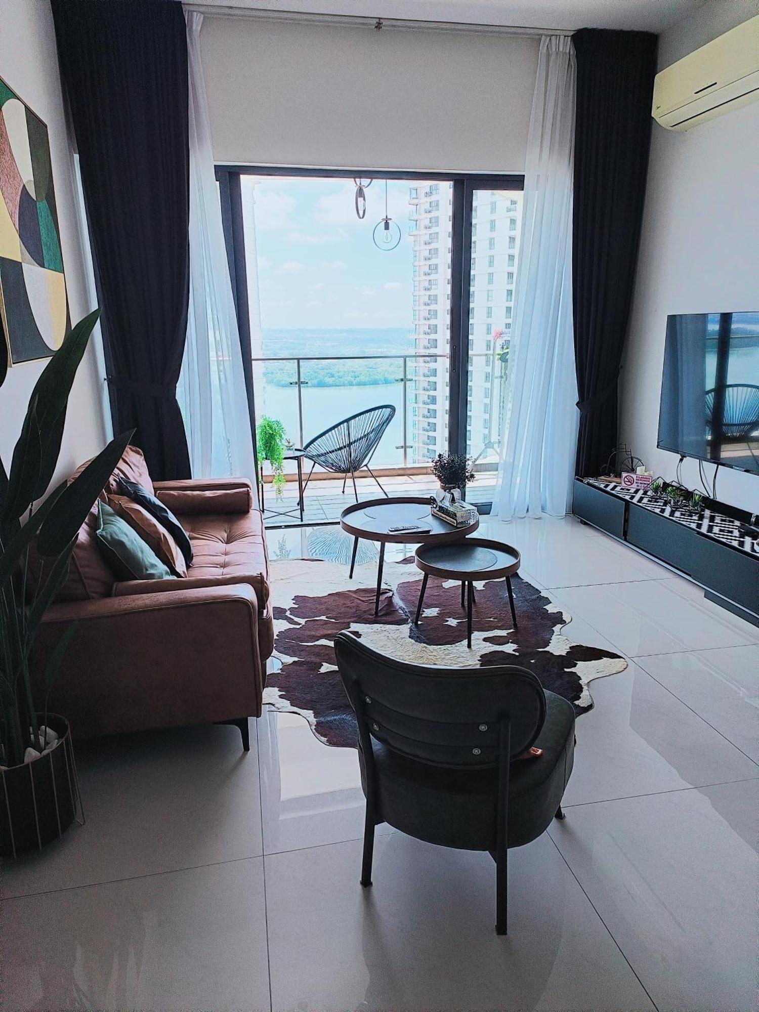 Country Garden Danga Bay Seaview Topmost Floor Apartemen *